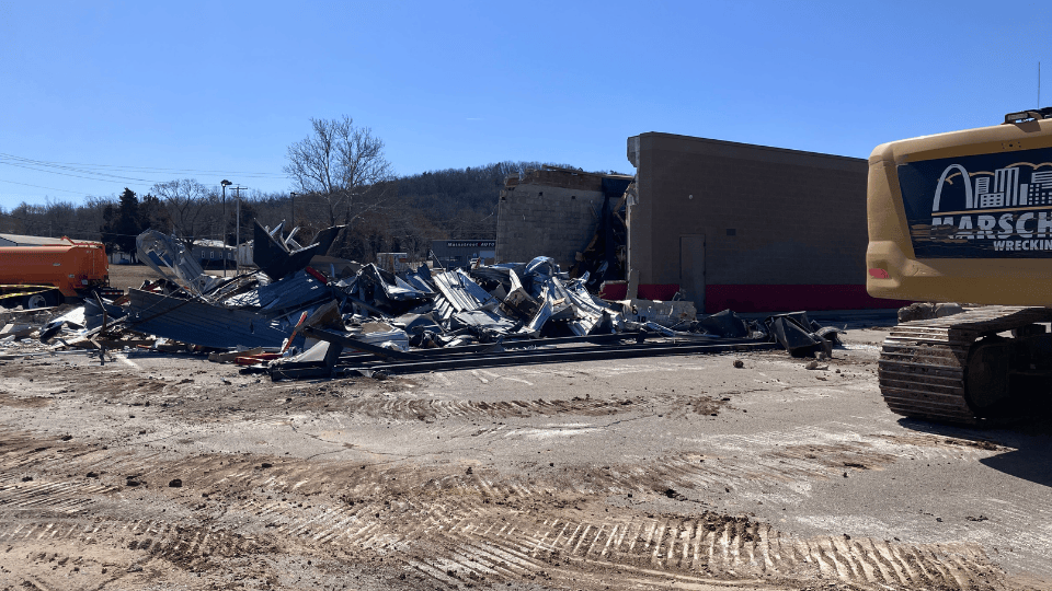 Demolition Begins on Former Huddle House in Leadington to Make Way for McDonald's